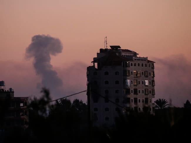 -FOTODELDÍA- CIUDAD DE GAZA (-), 15/01/2024.- Una columna de humo tras un ataque aéreo israelí en el sur de Ciudad de Gaza, este lunes. Más de 24.000 palestinos y al menos 1.300 israelíes han muerto, según datos de ambas partes, desde que Hamas lanzara un ataque terrorista en territorio de Israel el pasado 7 de octubre, lo que provocó el inicio de operaciones militares israelís en Gaza y Cisjordania. EFE/MOHAMMED SABER