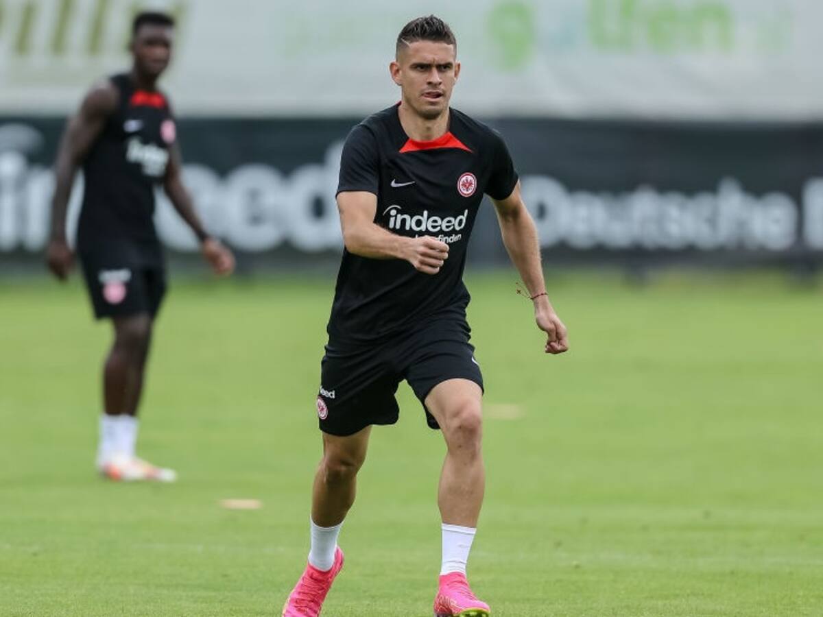 Eintracht Frankfurt le abre la puerta de salida a Rafael Santos Borré