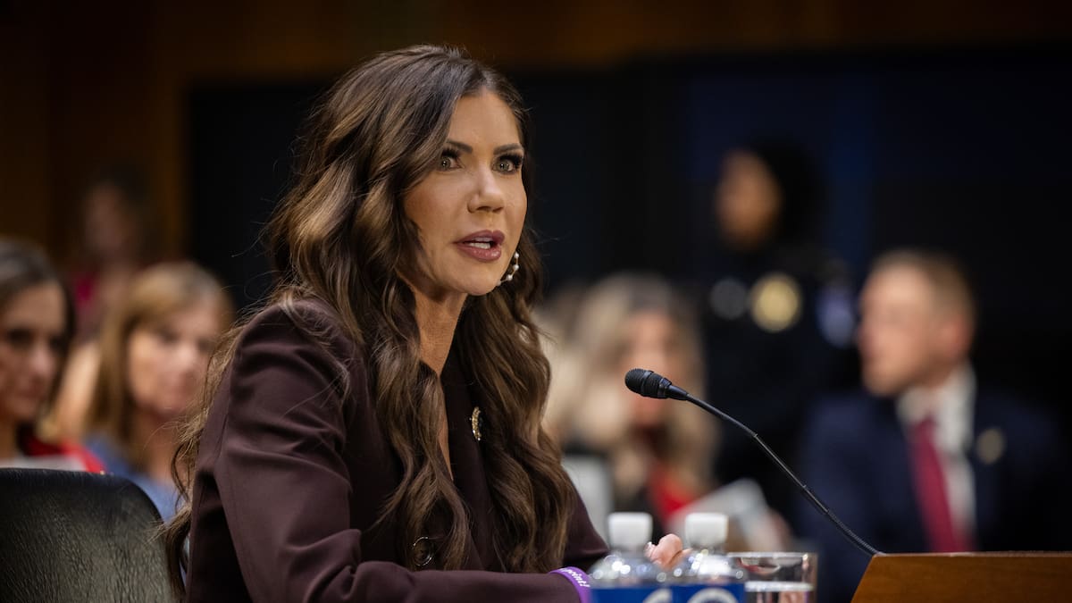Exsecretaria de EE.UU. Kristi Noem se divorcia tras el escándalo de travestismo de su marido