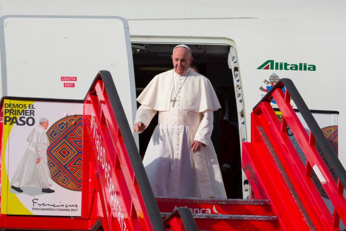 El papa Francisco bajando del Avión en Bogotá