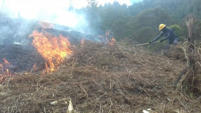 Cuerpo de Bomberos controla incendio en el municipio de Sotaquirá en Boyacá. Foto: Cuerpo de Bomberos de Paipa
