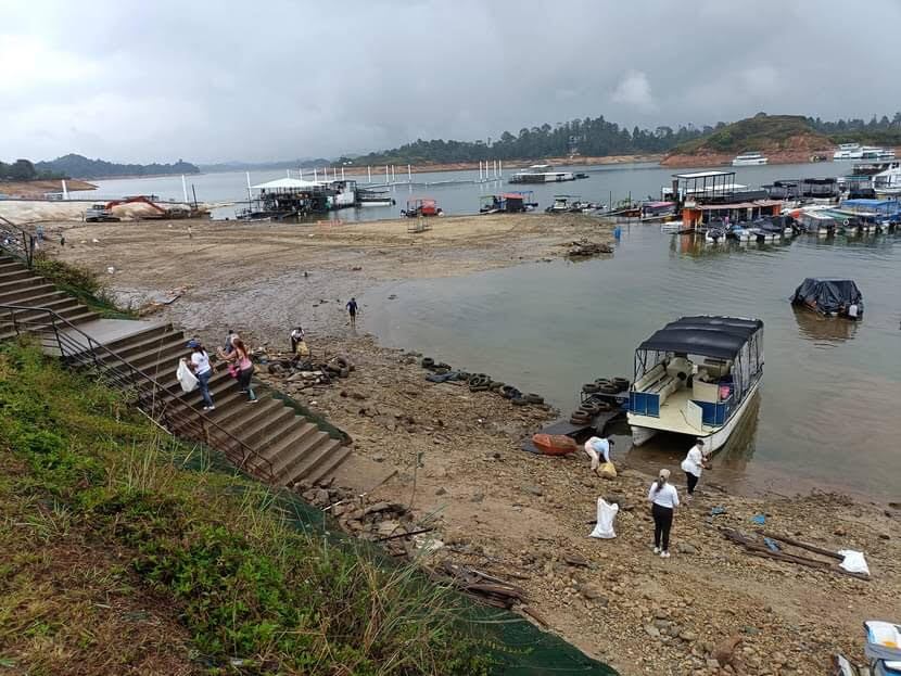 Además de la basura recolectada, también encontraron más de una tonelada de residuos de madera. Foto: Cortesía.
