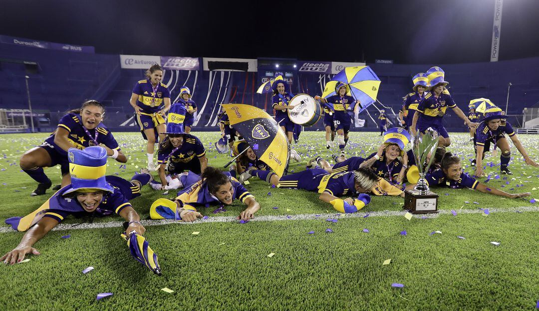 Boca Juniors ganó el primer título en la era profesional del fútbol argentino.