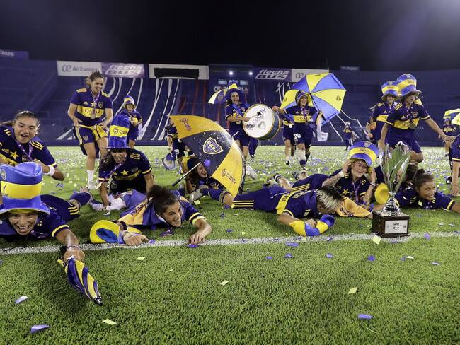 Boca Juniors ganó el primer título en la era profesional del fútbol argentino.