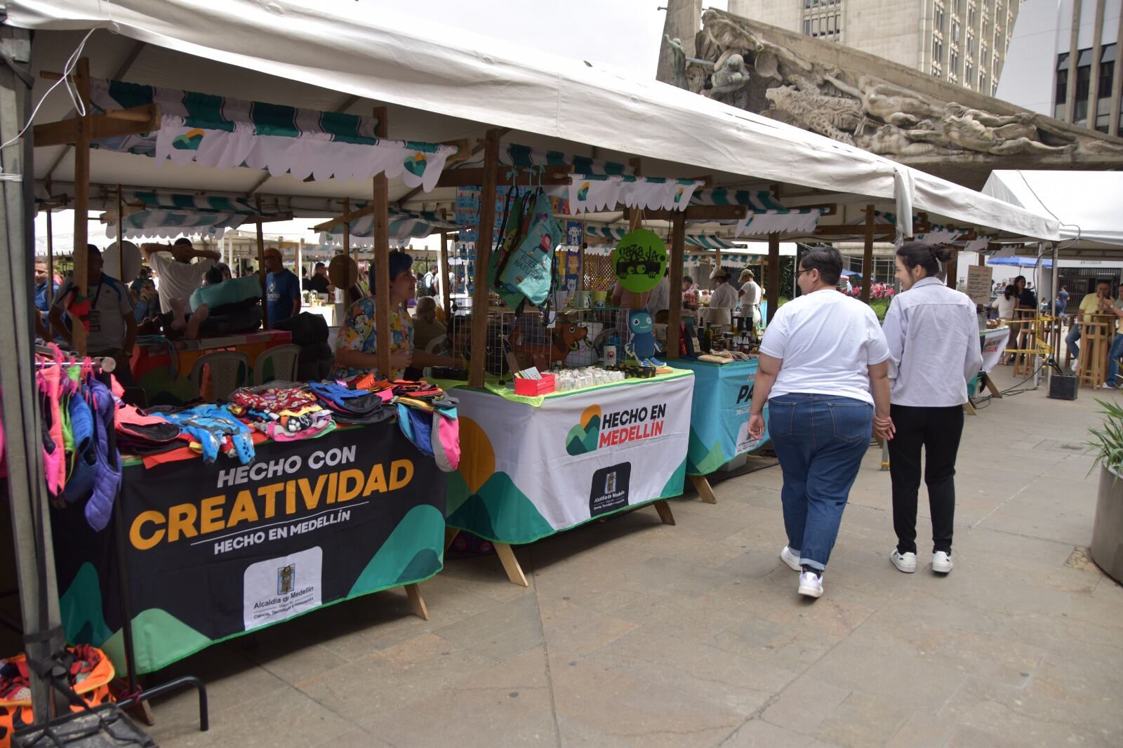 Feria en la plazoleta de Alpujarra. Foto: Alcaldía de Medellín.