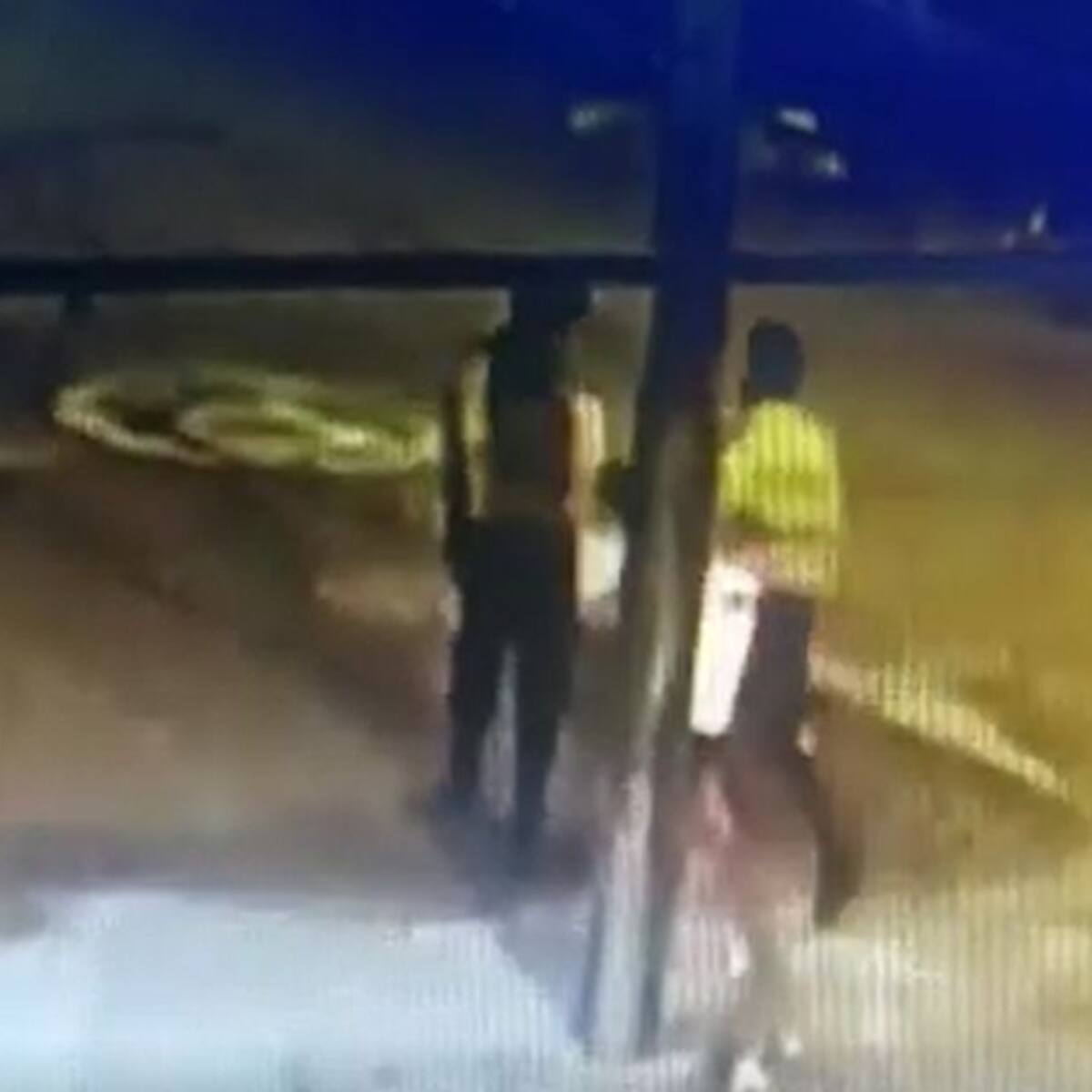 Investigación para policías que prendieron fuego a cesto de basura