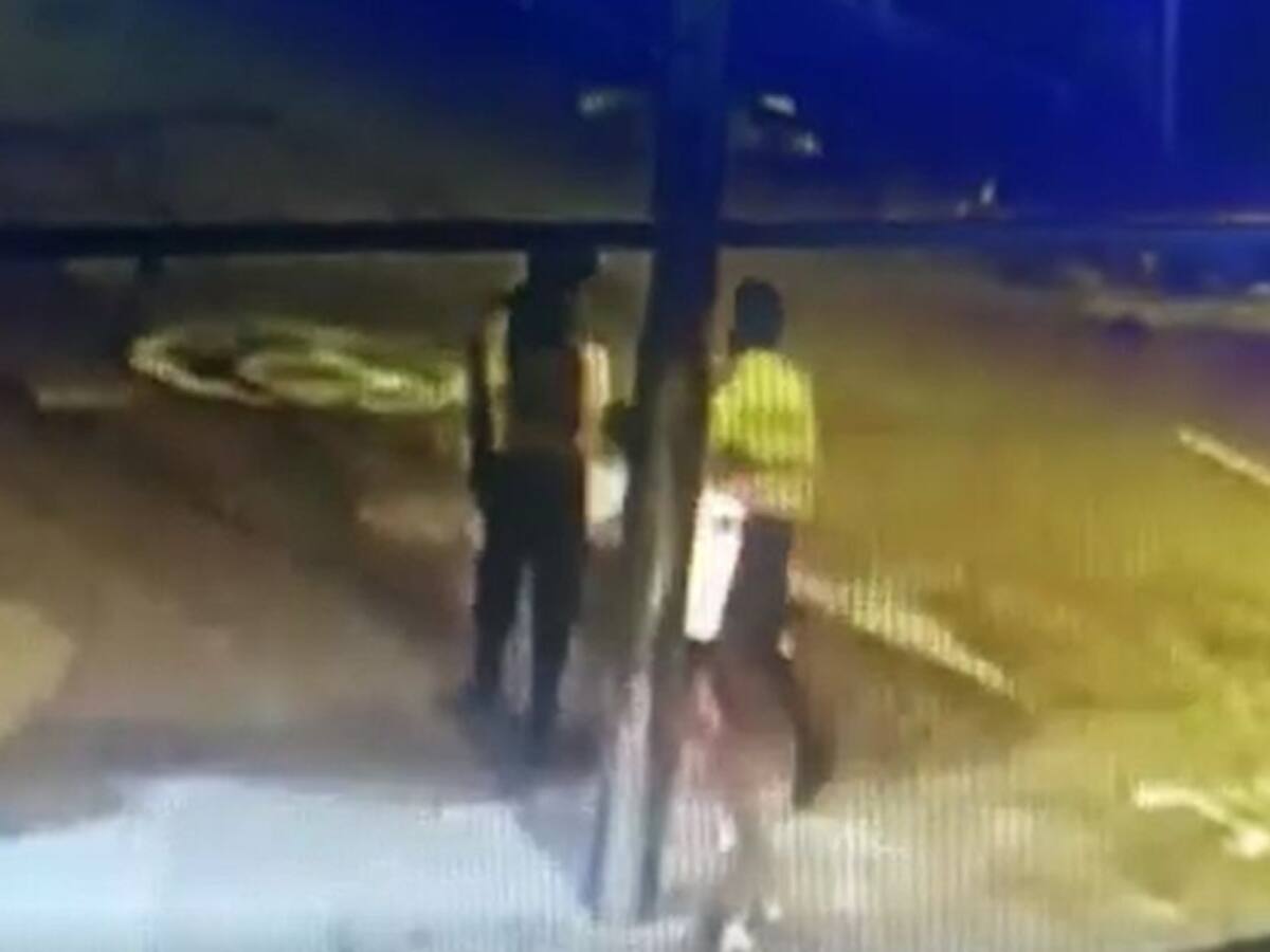 Investigación para policías que prendieron fuego a cesto de basura