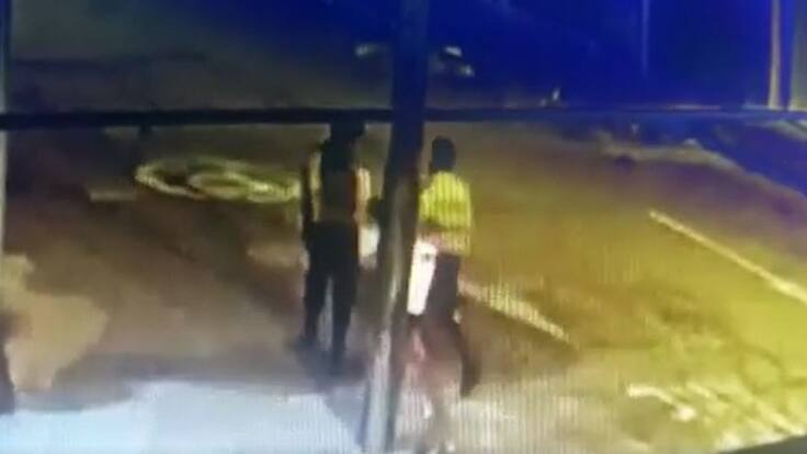 Investigación para policías que prendieron fuego a cesto de basura