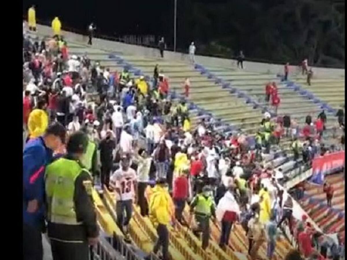 Cinco heridos por enfrentamientos entre hinchas y la policía en Medellín