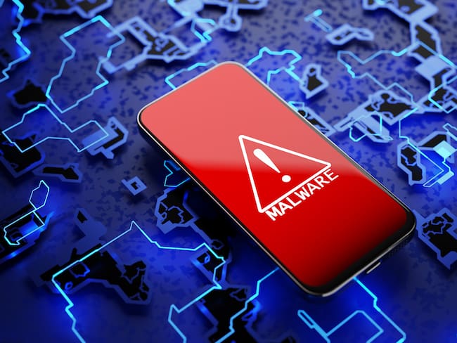 Celular con signo de alerta por malware (Getty Images)