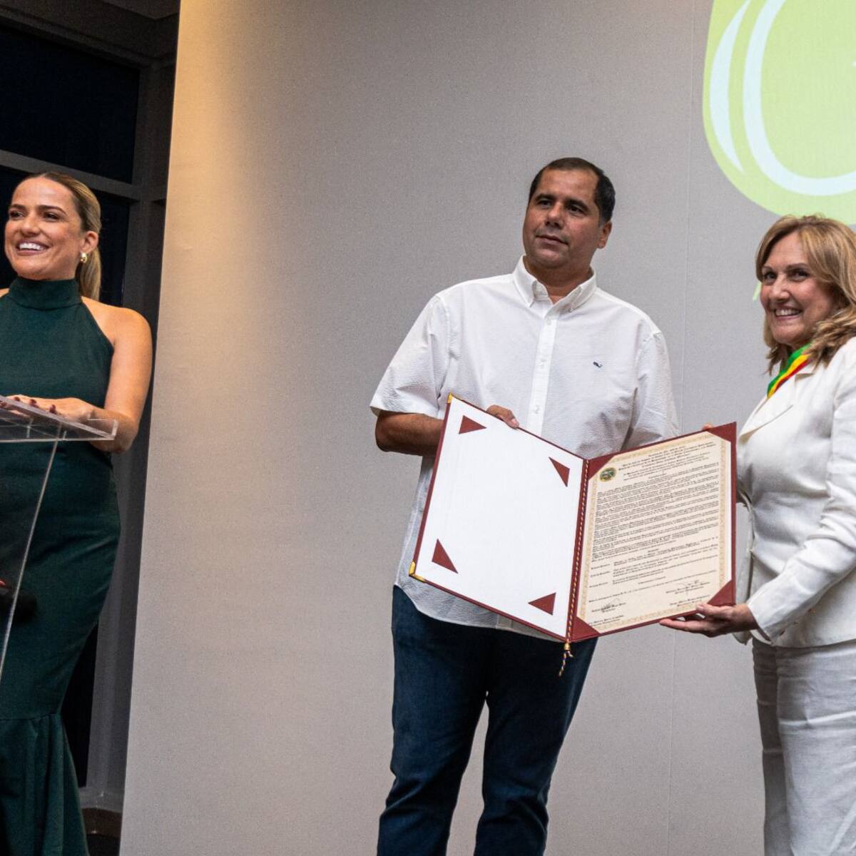 Gina Cardozo, 40 años de trayectoria en la Propiedad Horizontal, es condecorada en Cartagena