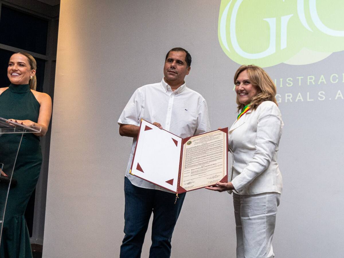 Gina Cardozo, 40 años de trayectoria en la Propiedad Horizontal, es condecorada en Cartagena