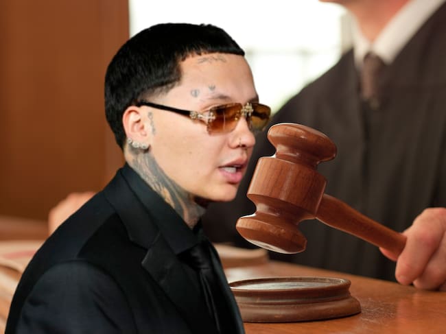 Imagen de referencia. Cantante Blessd - Juez dando sentencia: Getty Images.