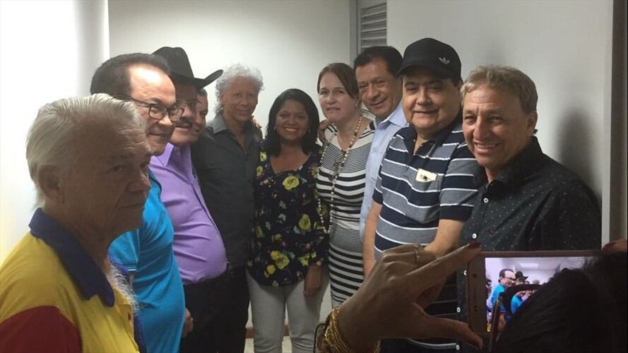 Cambiarán a procuradora que se fotografió con manifestante a favor del gerente de Sayco. Foto: Cortesía W Radio