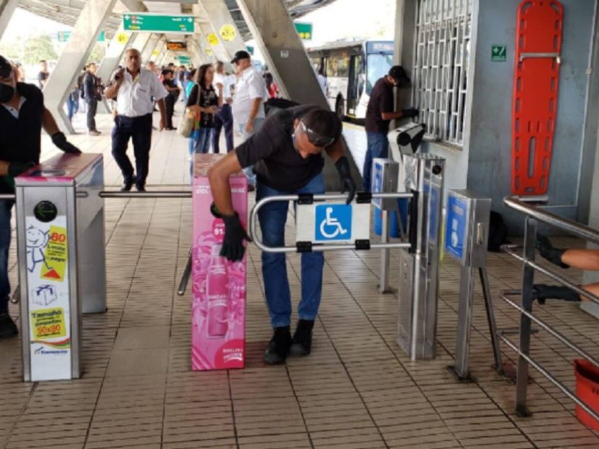 Transmetro desinfecta sus buses ante alerta de coronavirus