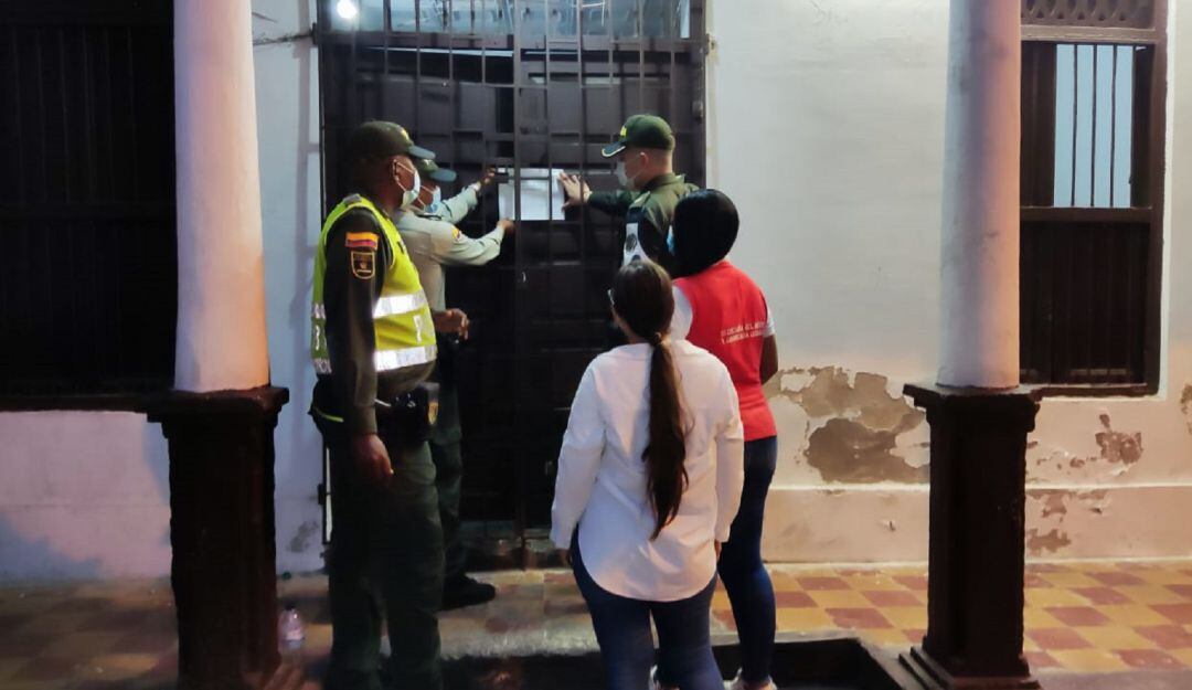 En el sitio se encontraron 65 personas aglomeradas en 19 habitaciones, entre niños y adultos