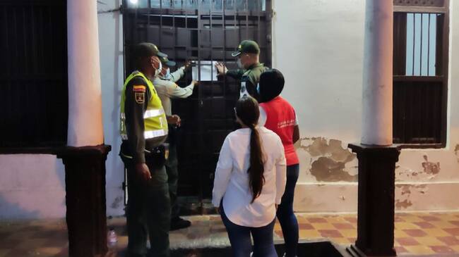 En el sitio se encontraron 65 personas aglomeradas en 19 habitaciones, entre niños y adultos