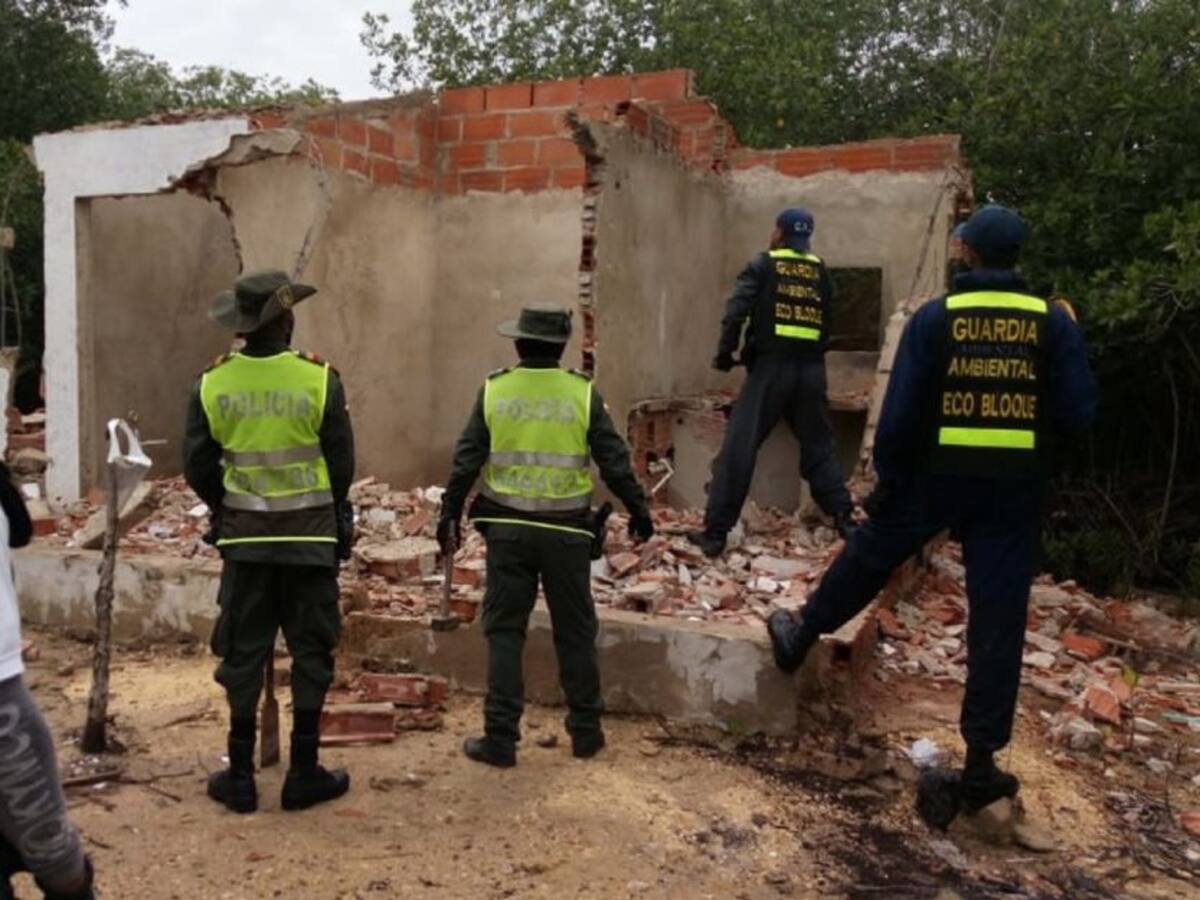 Derriban una casa que era construida en zona de bajamar en Cartagena