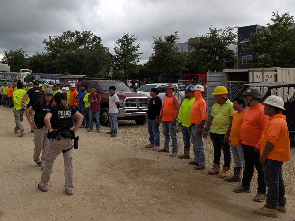 Arrestan a más de 100 migrantes de Colombia, México y Centroamérica cuando trabajaban en una obra