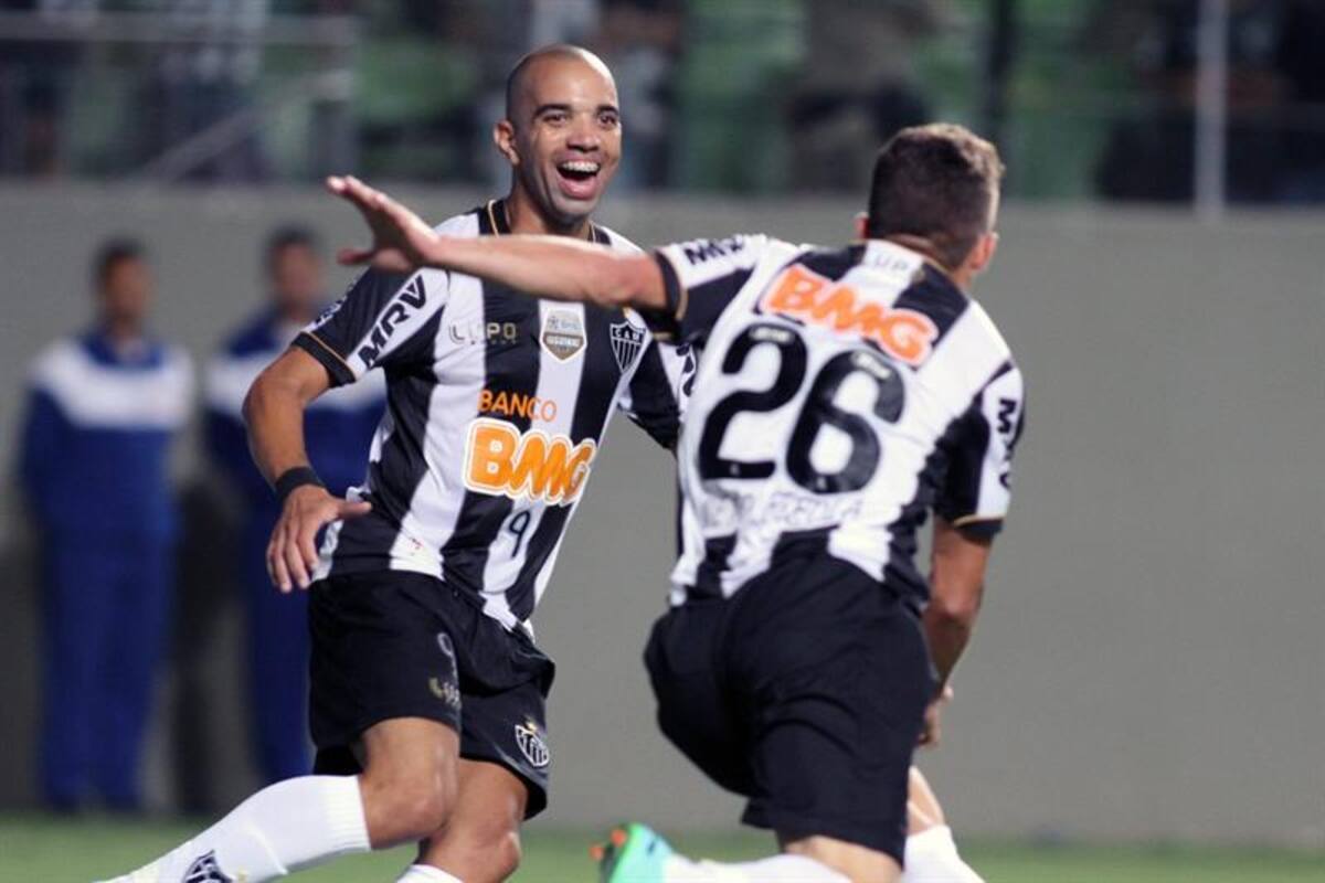 Con marcador 2-1, el campeón defensor de Copa Libertadores quedó como líder del grupo 4, al sumar su segunda victoria sobre Santa Fe, que jugó el segundo tiempo con diez hombres, por la expulsión de Wílder Medina.