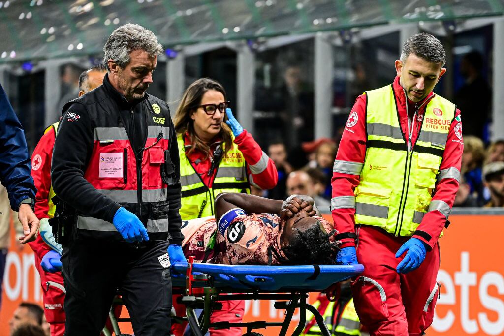 Duván Zapata se retira en camilla / Getty Images)