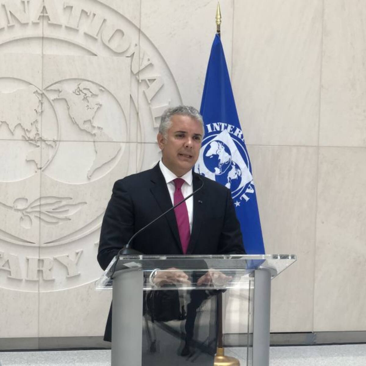 Retomar relaciones con Maduro valida violar el derecho internacional: Duque