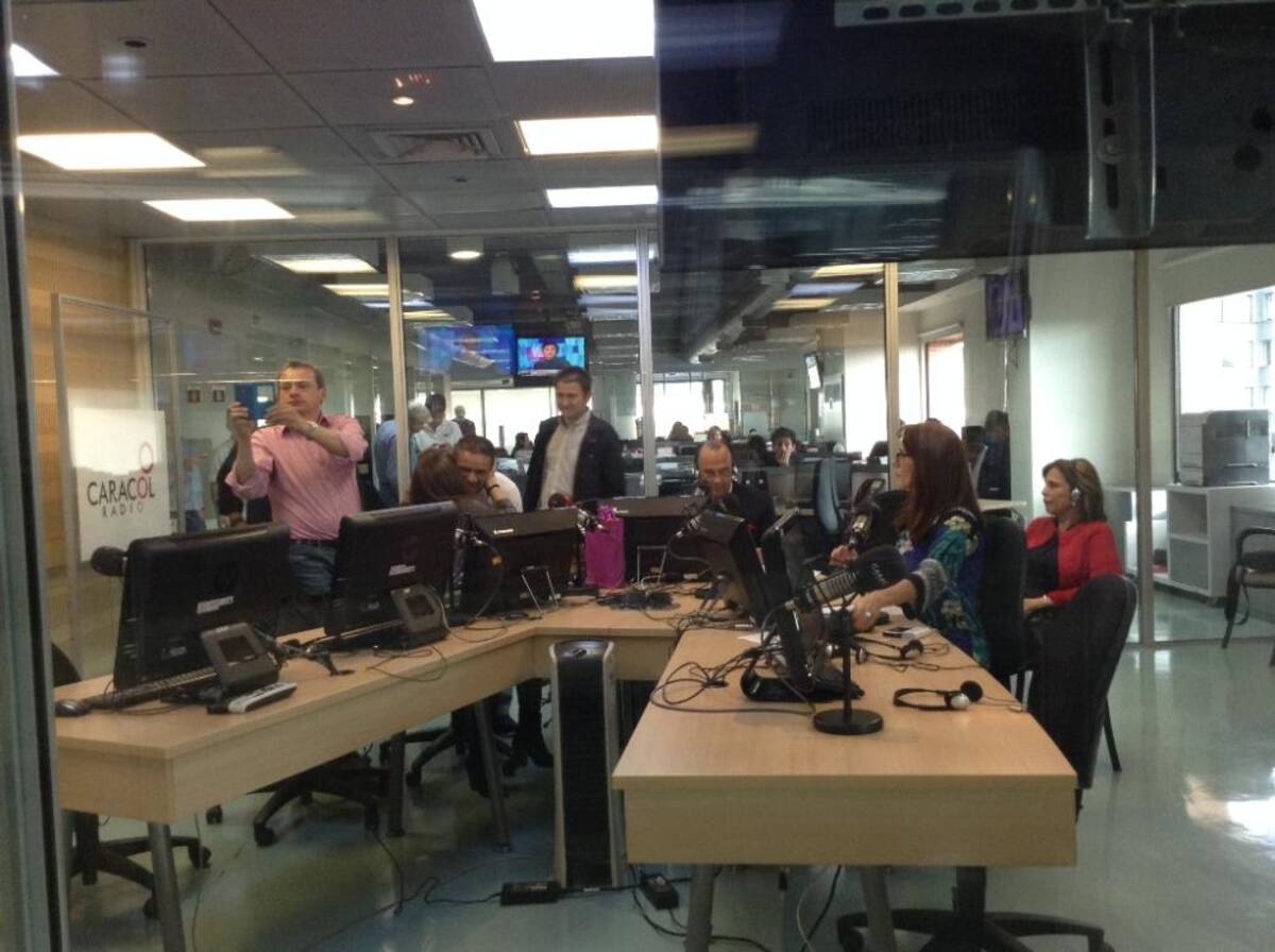 En un ambiente de nostalgia el equipo de Caracol se une para decir una vez más #GraciasPelaez.