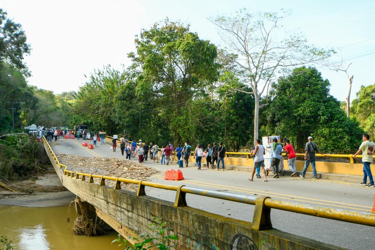 Un grupo de Ingenieros llegan a Mendihuaca para instalación de puente provisional. Foto: Gobernación del Magdalena.