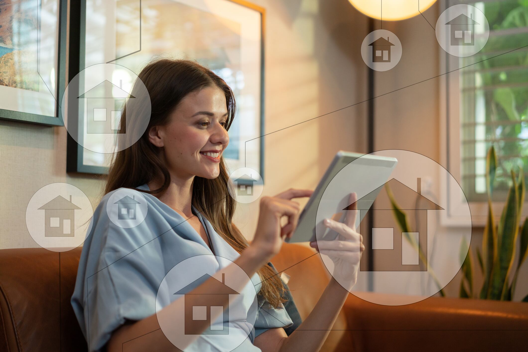 Mujer viendo catálogo de casas, imagen de referencia: Getty Images