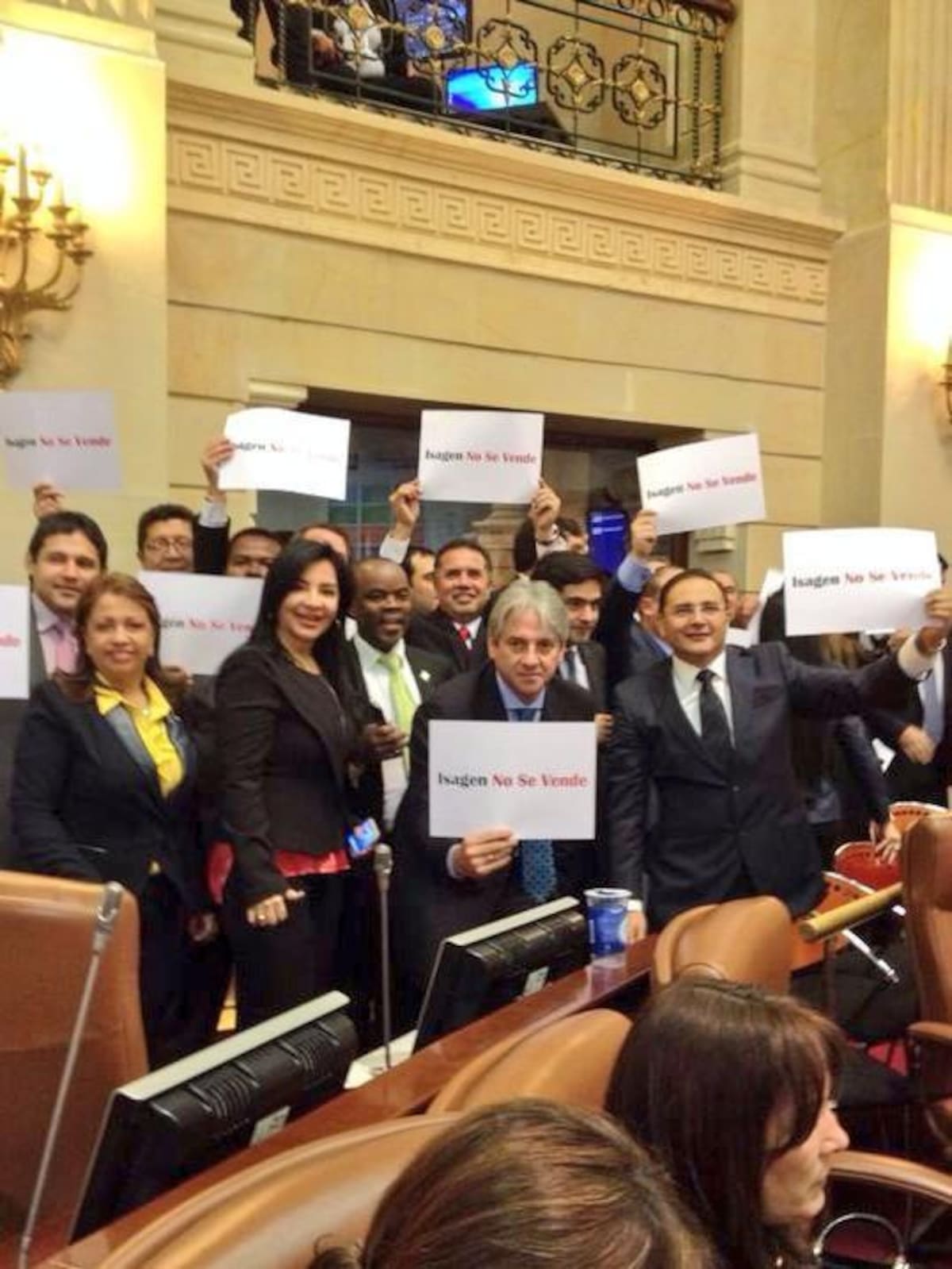 7 de Agosto de 2014. Durante la posesión del segundo mandato del presidente Juan Manuel Santos, el Centro Democrático protestó en la plenaria del Congreso por la decisión que tenía el gobierno, en su momento, de vender la electrificadora Isagen.