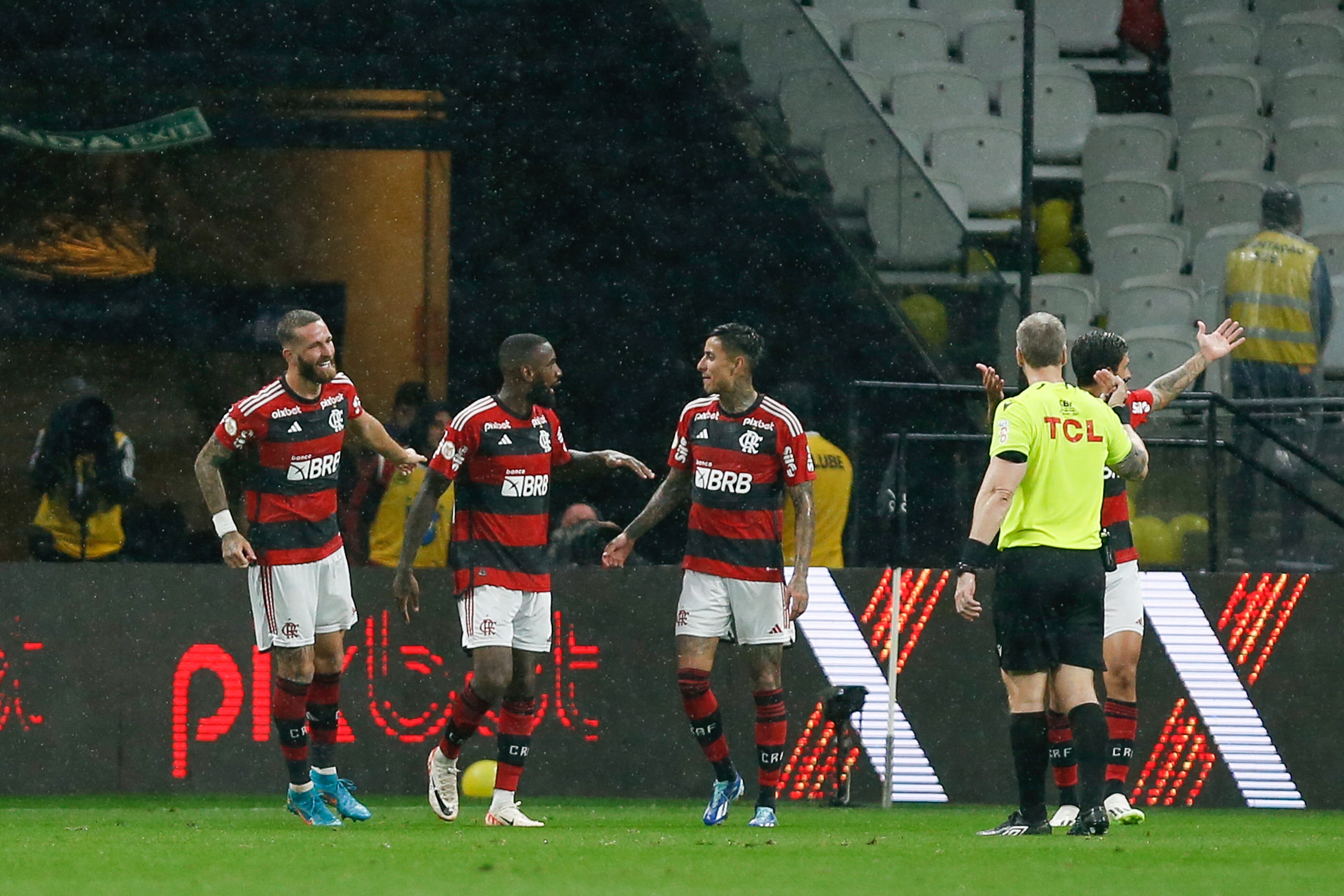 Flamengo con sus compañeros en Flamengo (Photo by Ricardo Moreira/Getty Images)