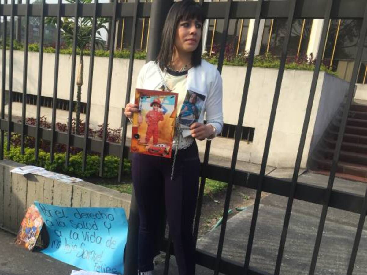 Mujer se encadena en Hospital de la Policía en Bogotá, denuncia falta de atención médica