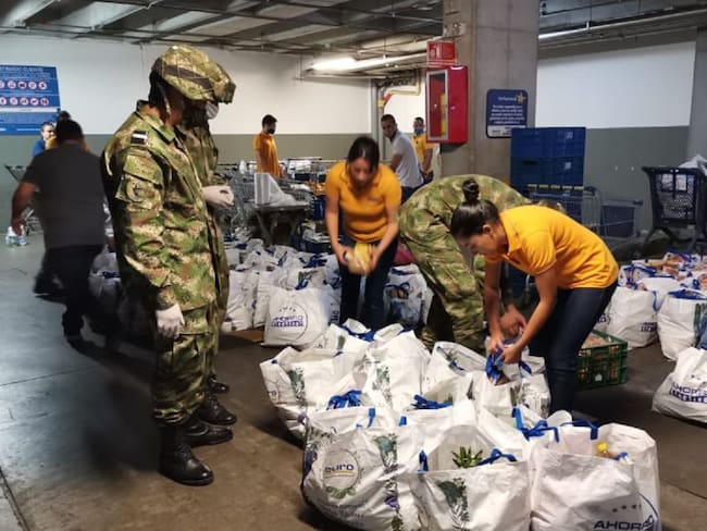En contingencia, Ejército regala mercados a familias pobres de Medellín
