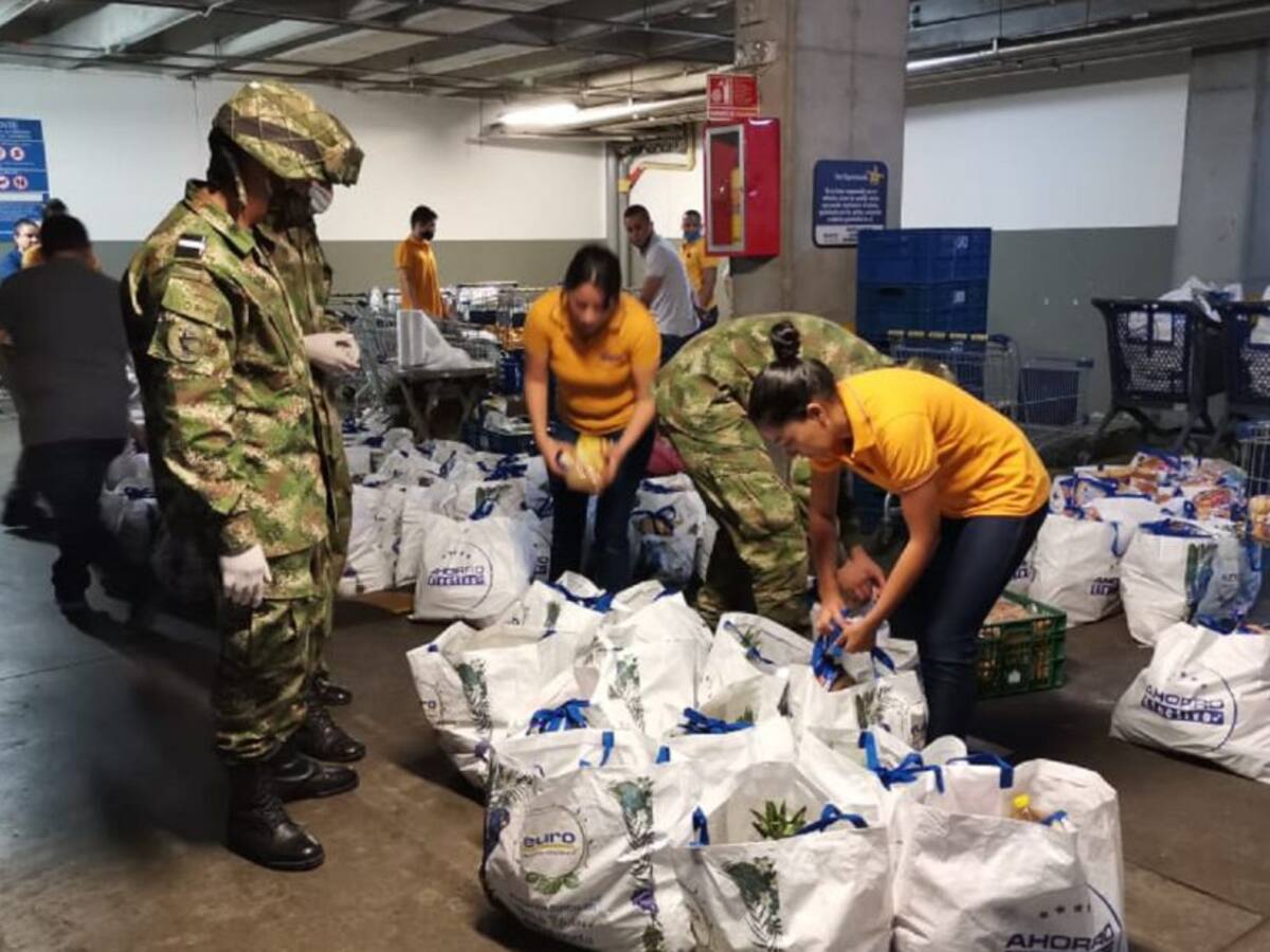 En contingencia, Ejército regala mercados a familias pobres de Medellín