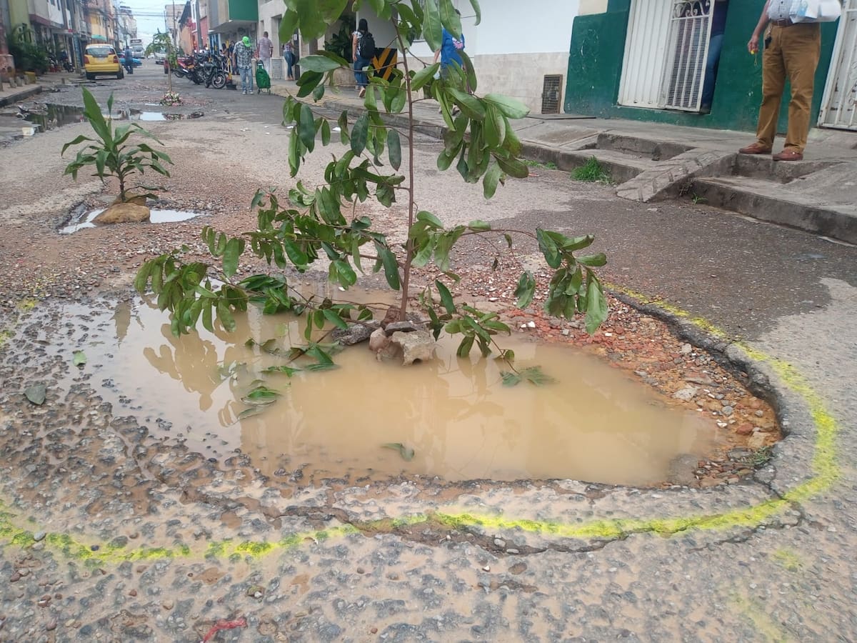 Los huecos en las calles tienen protestando a las comunidades del barrio Girardot