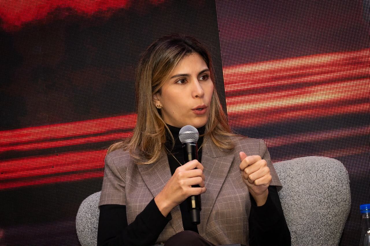María Fenanda Santa, viceministra de Transporte, resaltó la importancia de conectar oportunamente a los pasajeros para mantener la competitividad. | Foto: Caracol Radio