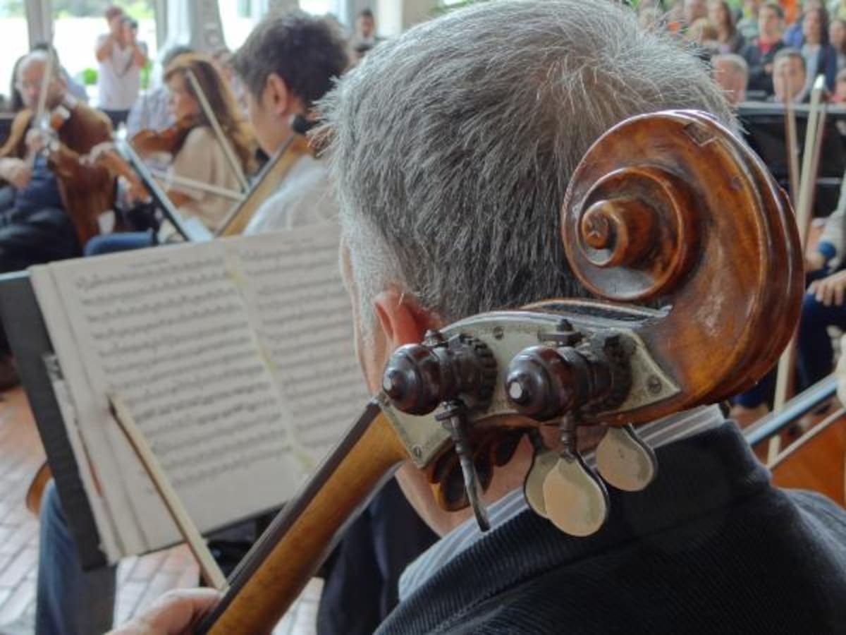 La Orquesta Filarmonica de Bogotá en la sala principal de la Biblioteca Teatro Mayor Julio Mario Santo Domingo.