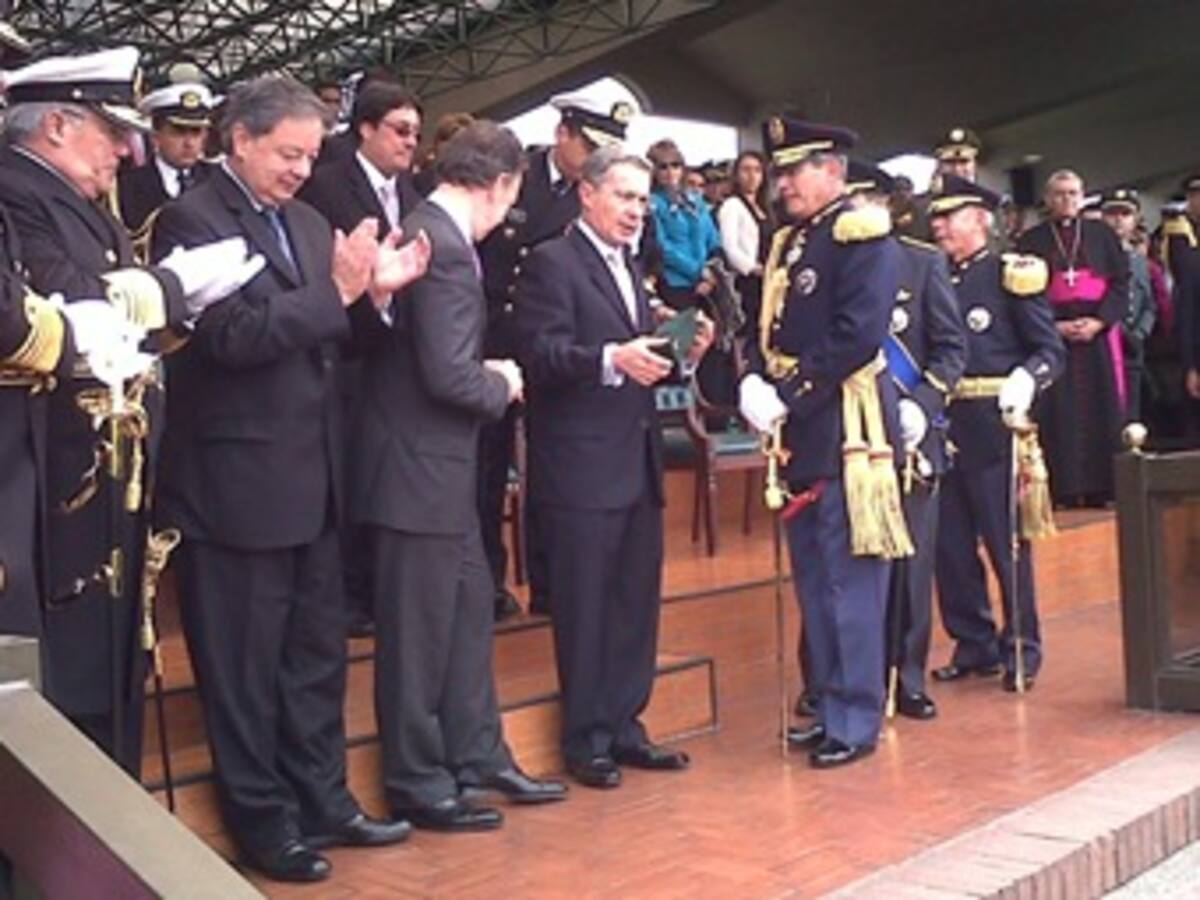 Presidente Uribe recibe el título de General Honorario de cuatro soles