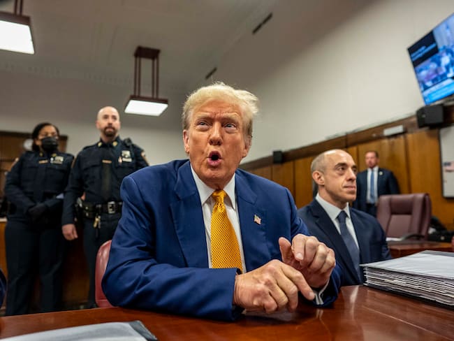 New York (United States), 02/05/2024.- Former President Donald Trump sits inside courthouse at Manhattan Criminal Court in New York, USA, 02 May 2024. Trump is facing 34 felony counts of falsifying business records related to payments made to adult film star Stormy Daniels during his 2016 presidential campaign. (tormenta, Nueva York) EFE/EPA/MARK PETERSON / POOL