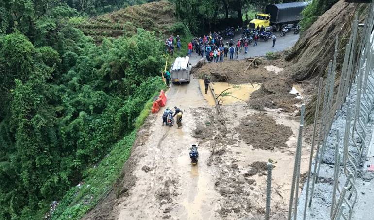 Maquinaria y personal del Invias trabaja en la remoción del derrumbe