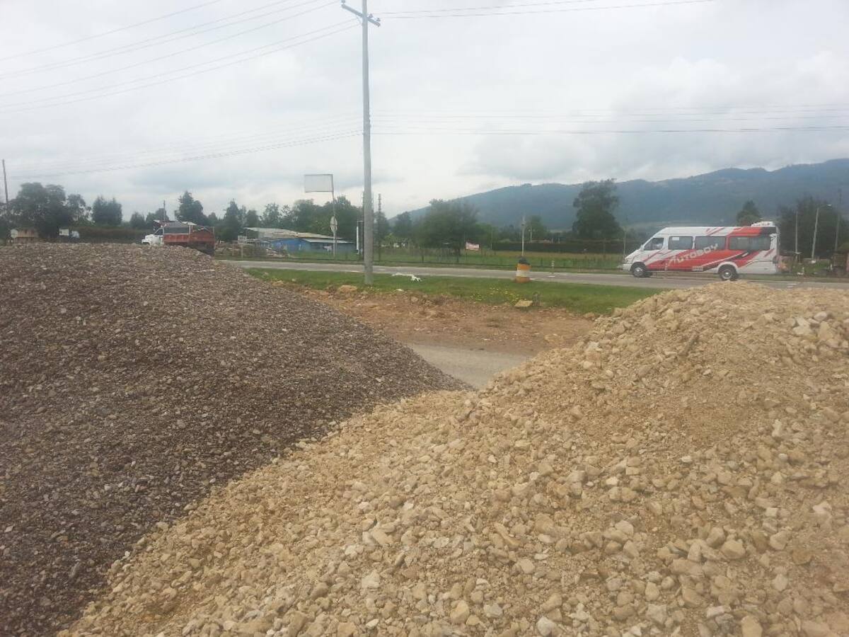 Imágenes tomadas por Caracol Radio o cortesía de la Gobernación de Boyacá que muestran las "trabas" en la movilidad por la demora en las obras, que generan calzadas sencillas en varios tramos de la carretera.