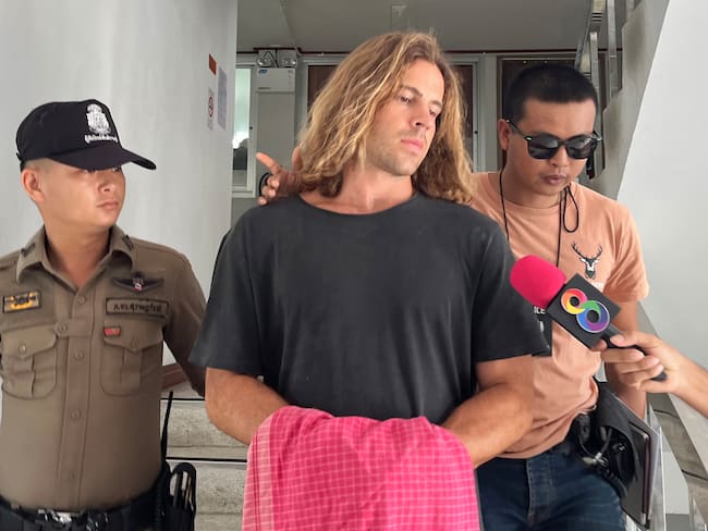Koh Phangan (Thailand), 07/08/2023.- A Spanish chef alleged murder suspect Daniel Jeronimo Sancho Bronchalo (C), is escorted by Thai police officers to the court from Koh Phangan police station in Koh Phangan island, southern Thailand, 07 August 2023. Thai police arrested a 29-year-old Spanish nationality Daniel Jeronimo Sancho Bronchalo accused of killing a Colombian surgeon Edwin Arrieta Arteaga and dismembering his body before dumping some parts in a rubbish dump and other parts including his head in the sea, police said. (España, Tailandia) EFE/EPA/SOMKEAT RUKSAMAN