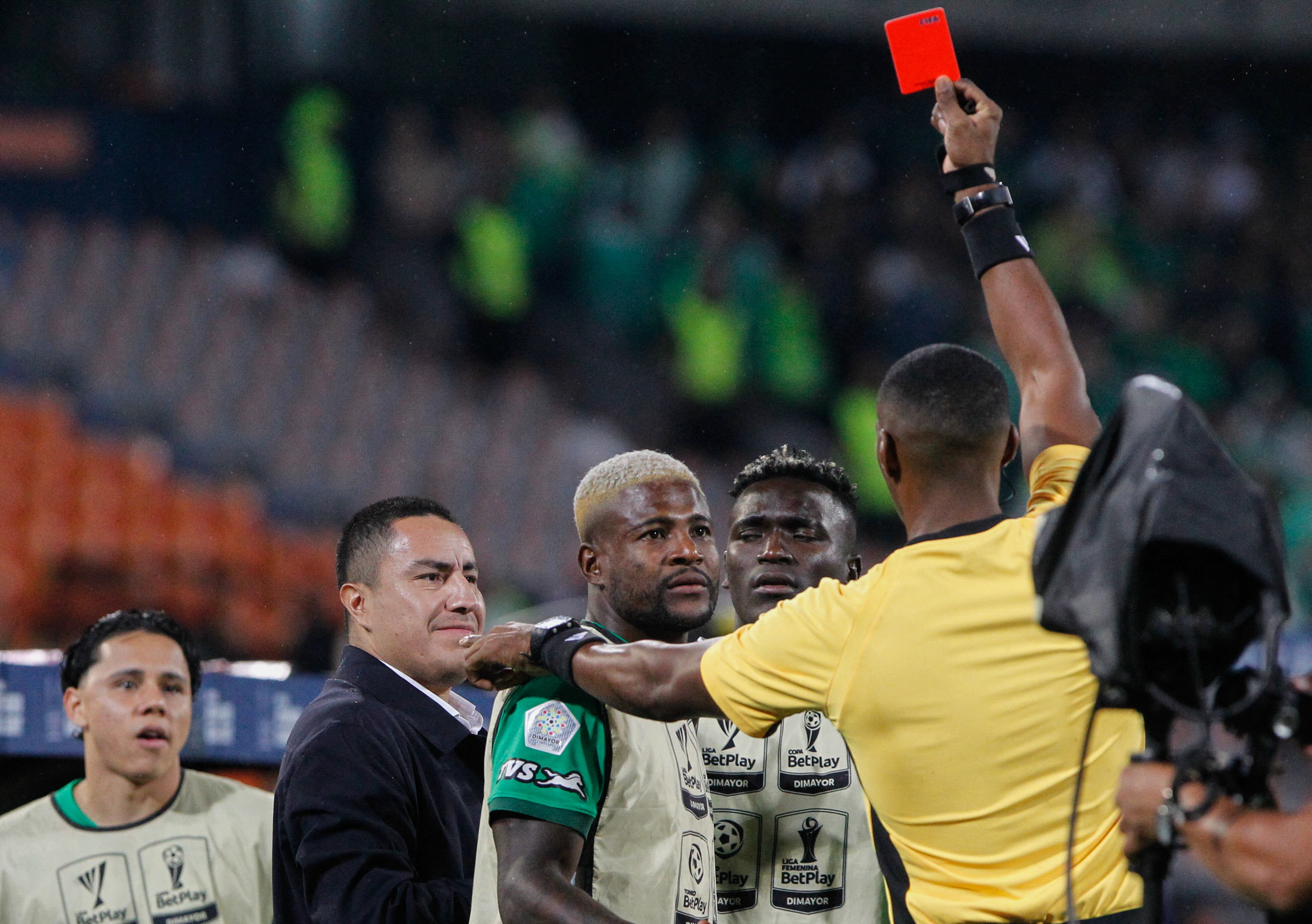 Instante en el que expulsan a Efraín Juárez durante el partido entre Atlético Nacional e Independiente Santa Fe. (Photo by AFP) (Photo by STR/AFP via Getty Images)