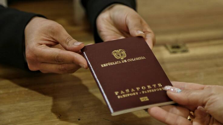 Persona recibiendo su pasaporte colombiano (Foto vía COLPRENSA)