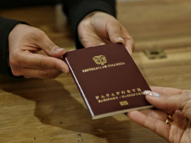 Persona recibiendo su pasaporte colombiano (Foto vía COLPRENSA)
