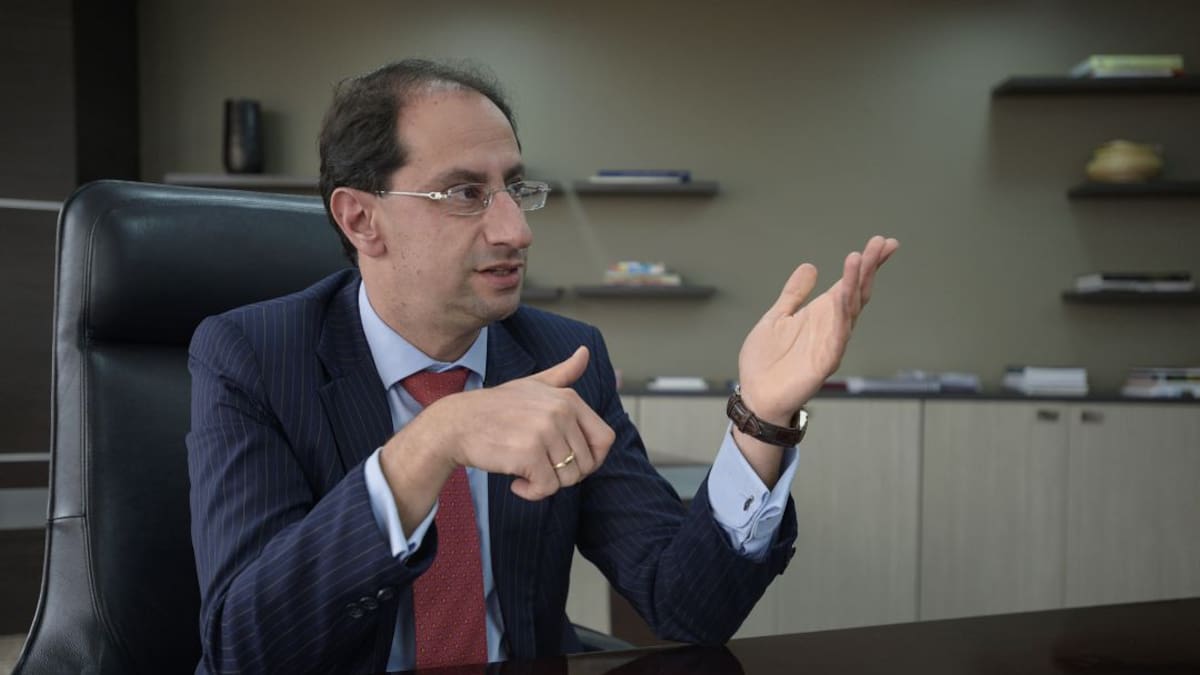 Alza del petróleo sería la razón de la caída del dólar, según exministro de Comercio