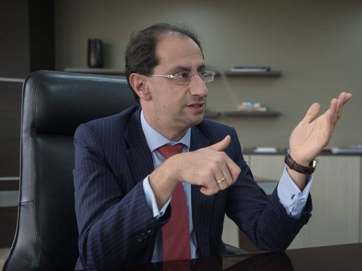 Alza del petróleo sería la razón de la caída del dólar, según exministro de Comercio