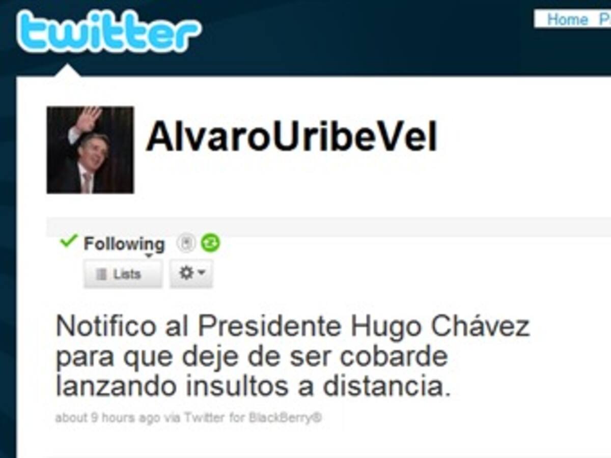 Ex presidente Uribe arremete contra Chavez, lo tilda de 'cobarde'