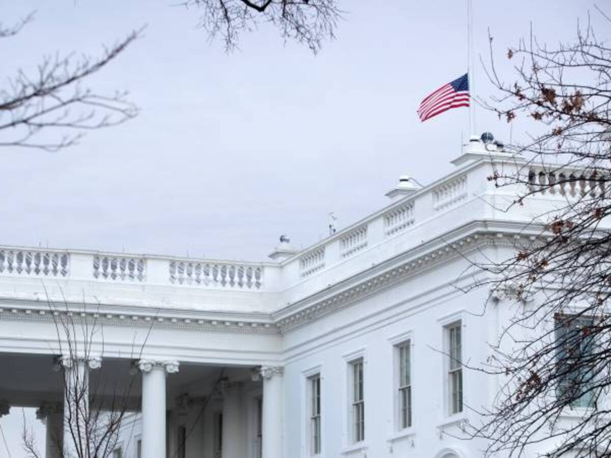 Alerta por choque de un carro contra protección de la Casa Blanca