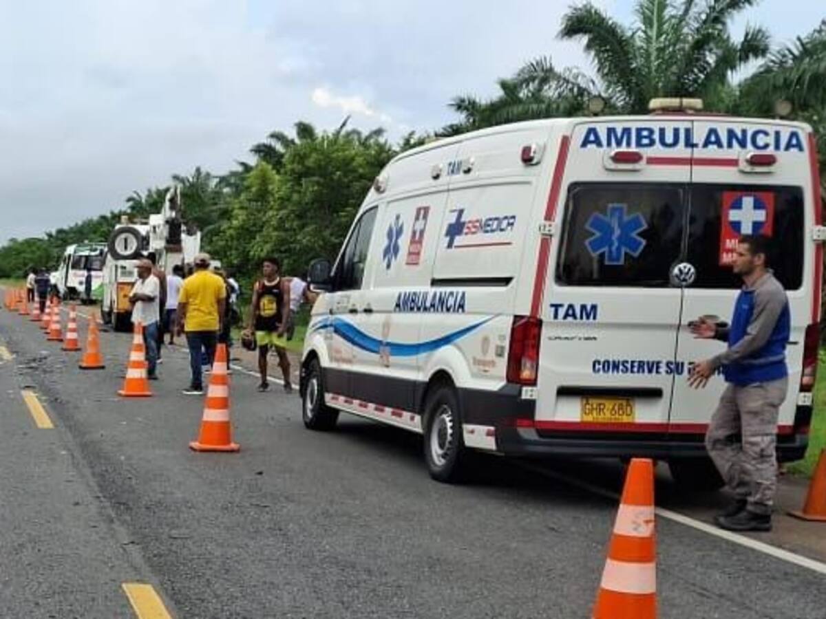 Un herido dejó choque entre camioneta y bus en vía San Onofre – Cartagena